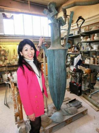 補修中のモニュメントと山田貴子店長